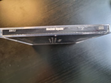 Zijkant jewel case cd new order   republic   0042282841322